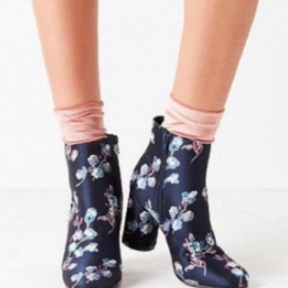 Urban Outfitters Women’s Blue Juliet Floral Ankle Boots Size 7 - Picture 2 of 8
